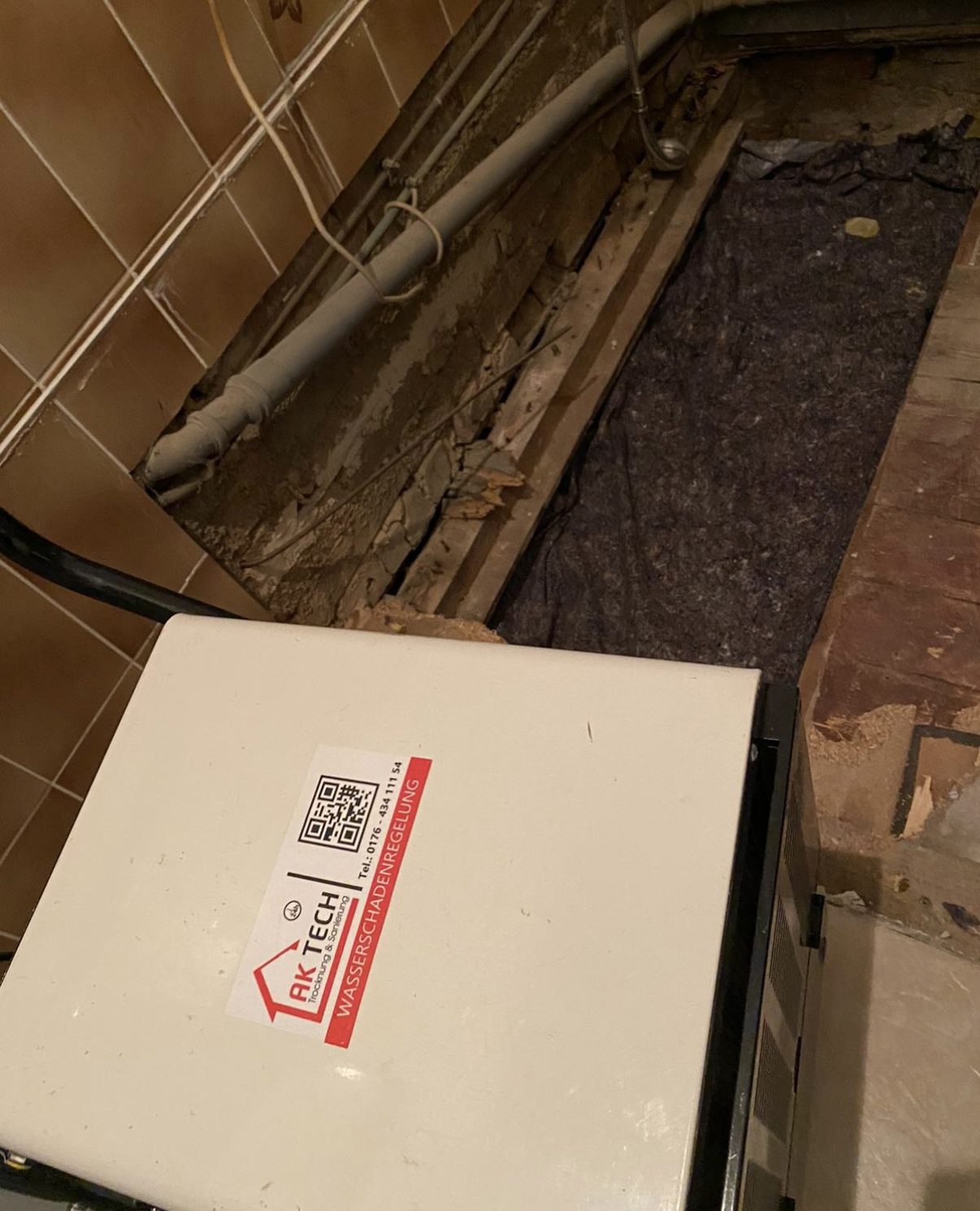 Bestandsbad mit sichtbarem Feuchteschaden vor der Sanierung